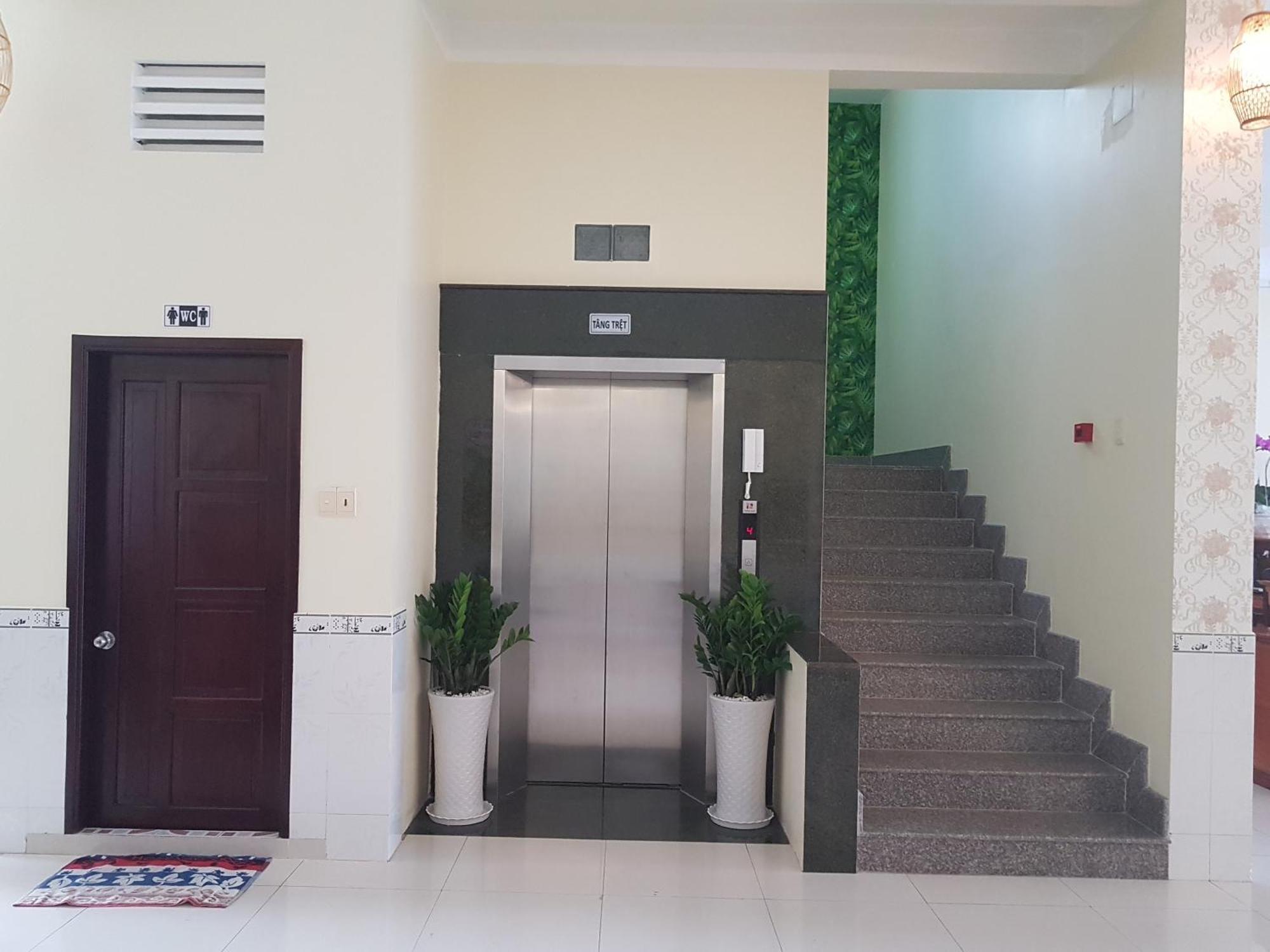 Hostel Dang Loi ホステルダンロイ Chau Doc Exteriör bild