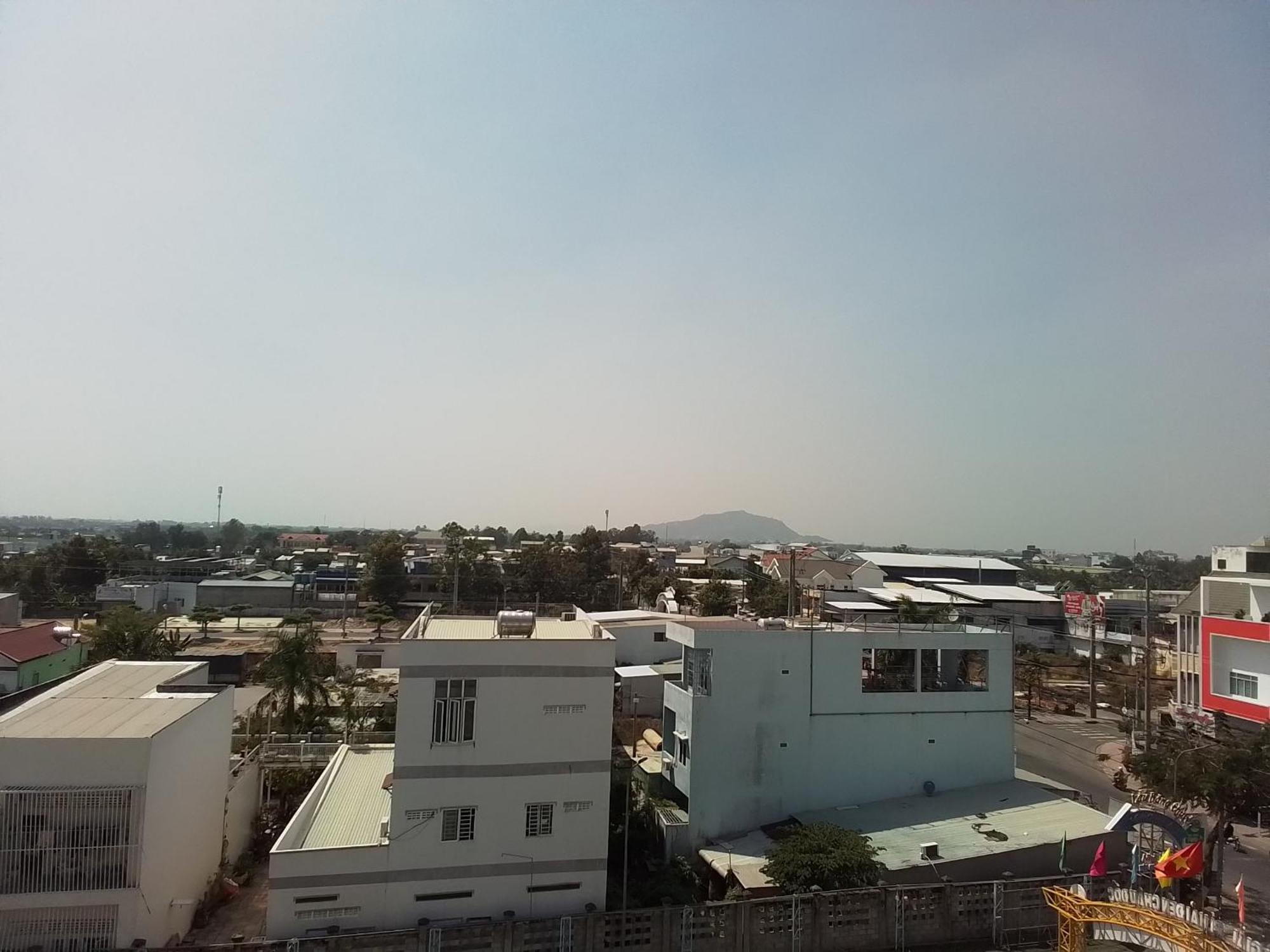 Hostel Dang Loi ホステルダンロイ Chau Doc Exteriör bild