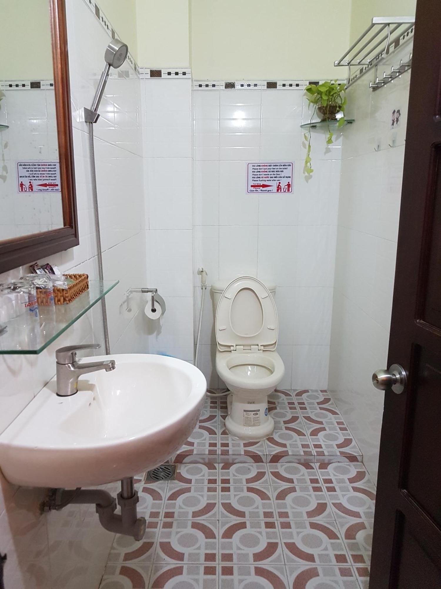 Hostel Dang Loi ホステルダンロイ Chau Doc Exteriör bild