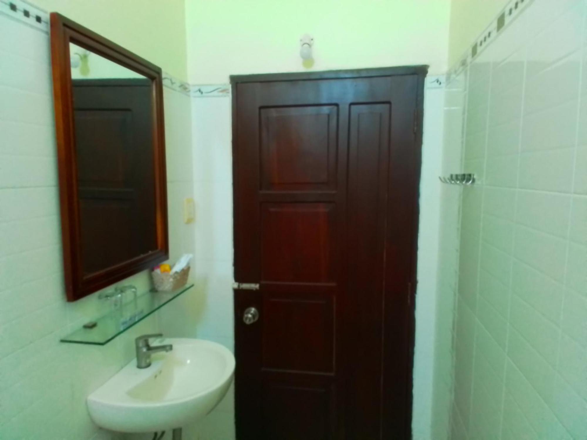 Hostel Dang Loi ホステルダンロイ Chau Doc Exteriör bild