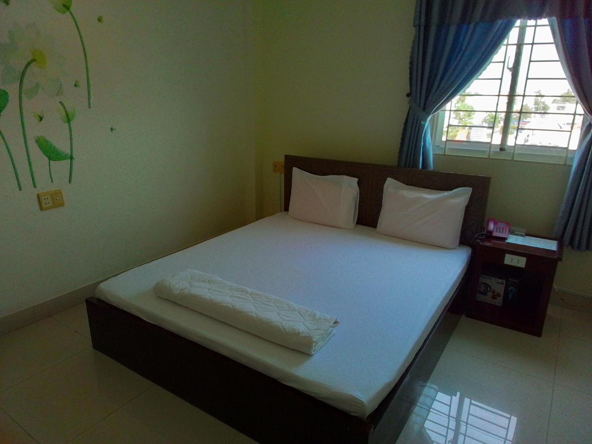 Hostel Dang Loi ホステルダンロイ Chau Doc Exteriör bild