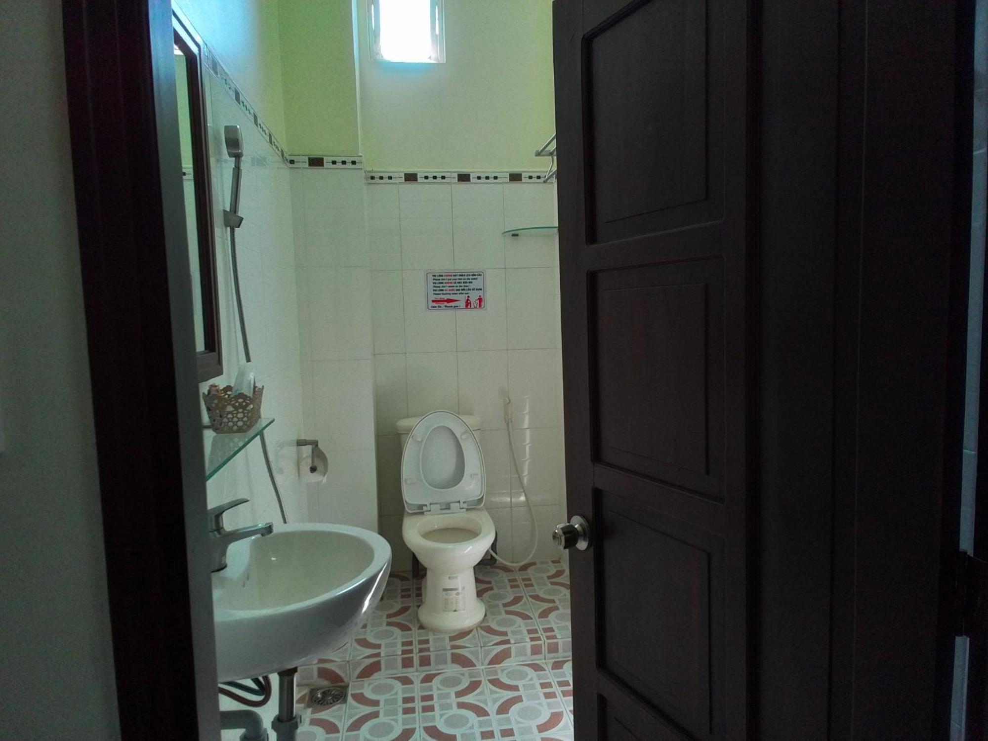 Hostel Dang Loi ホステルダンロイ Chau Doc Exteriör bild
