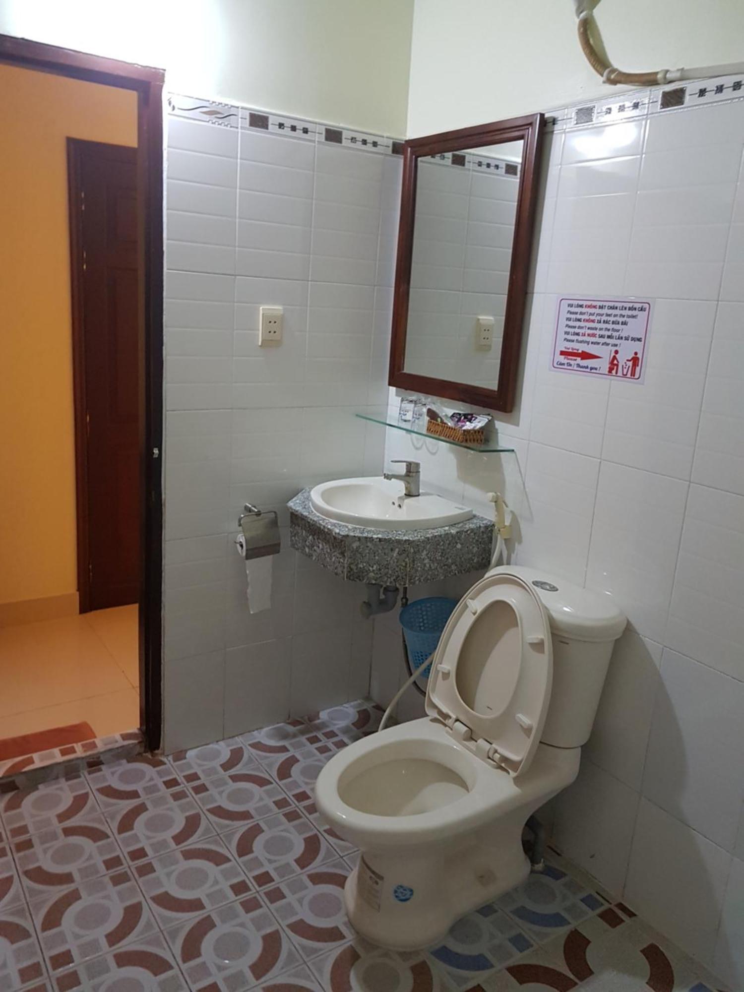 Hostel Dang Loi ホステルダンロイ Chau Doc Exteriör bild