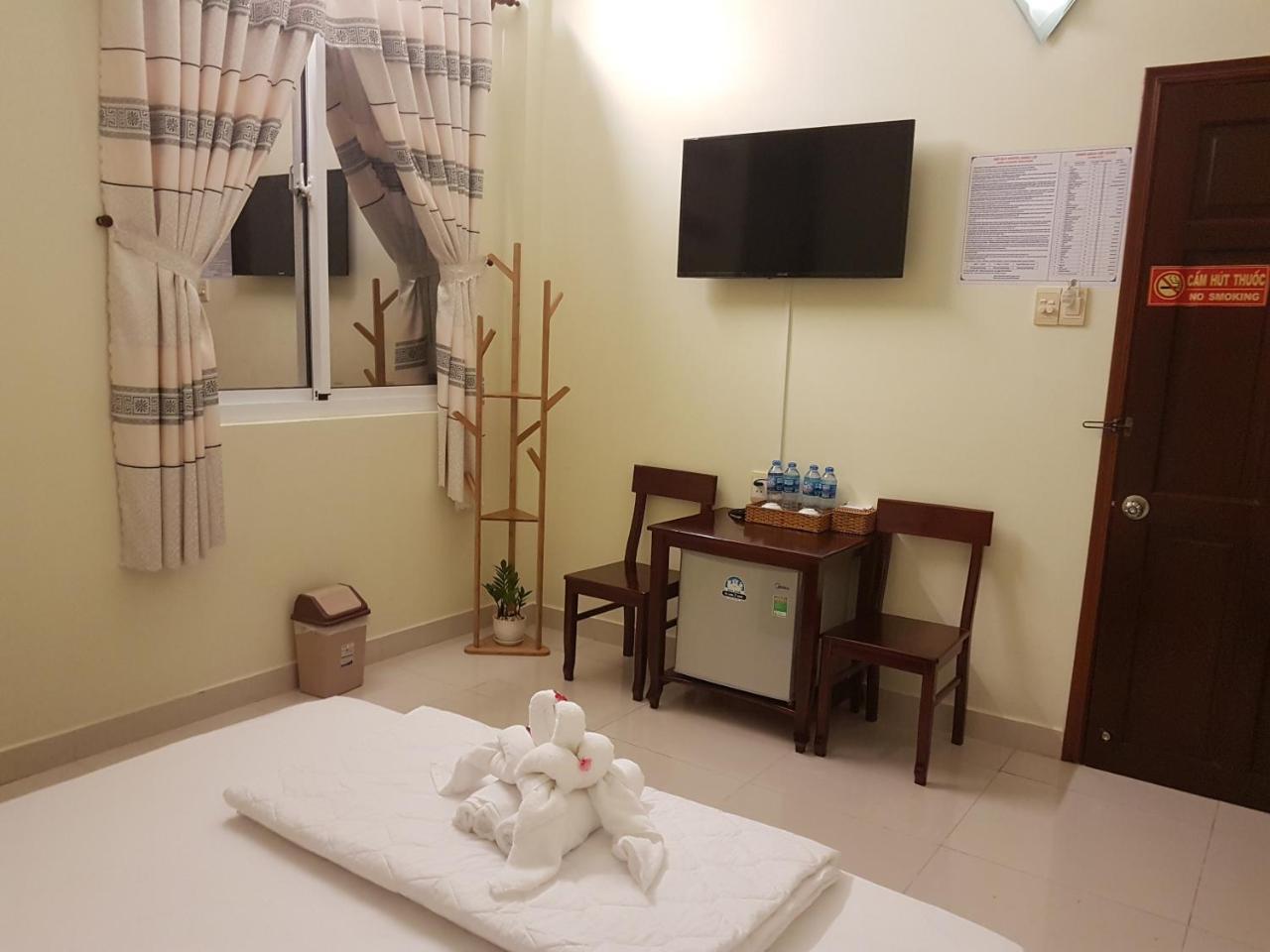 Hostel Dang Loi ホステルダンロイ Chau Doc Exteriör bild