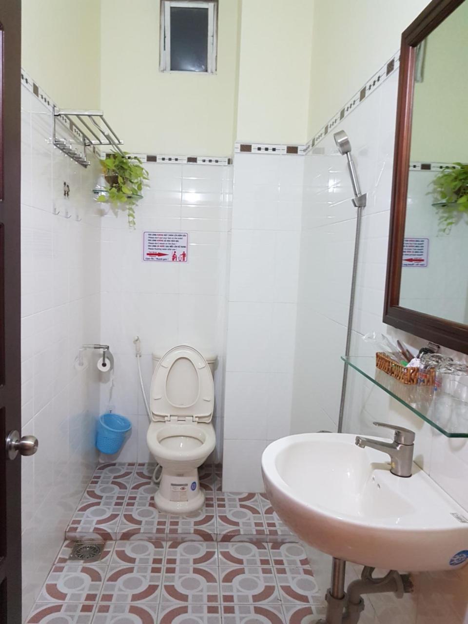 Hostel Dang Loi ホステルダンロイ Chau Doc Exteriör bild