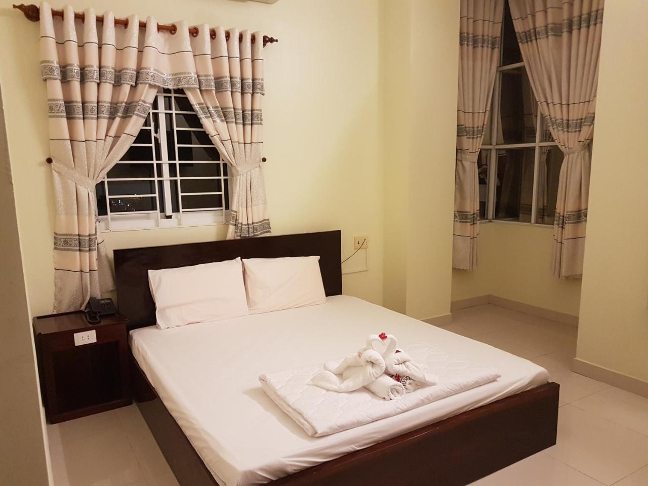 Hostel Dang Loi ホステルダンロイ Chau Doc Exteriör bild