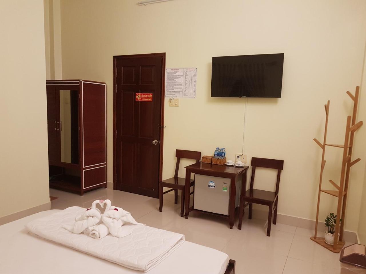 Hostel Dang Loi ホステルダンロイ Chau Doc Exteriör bild