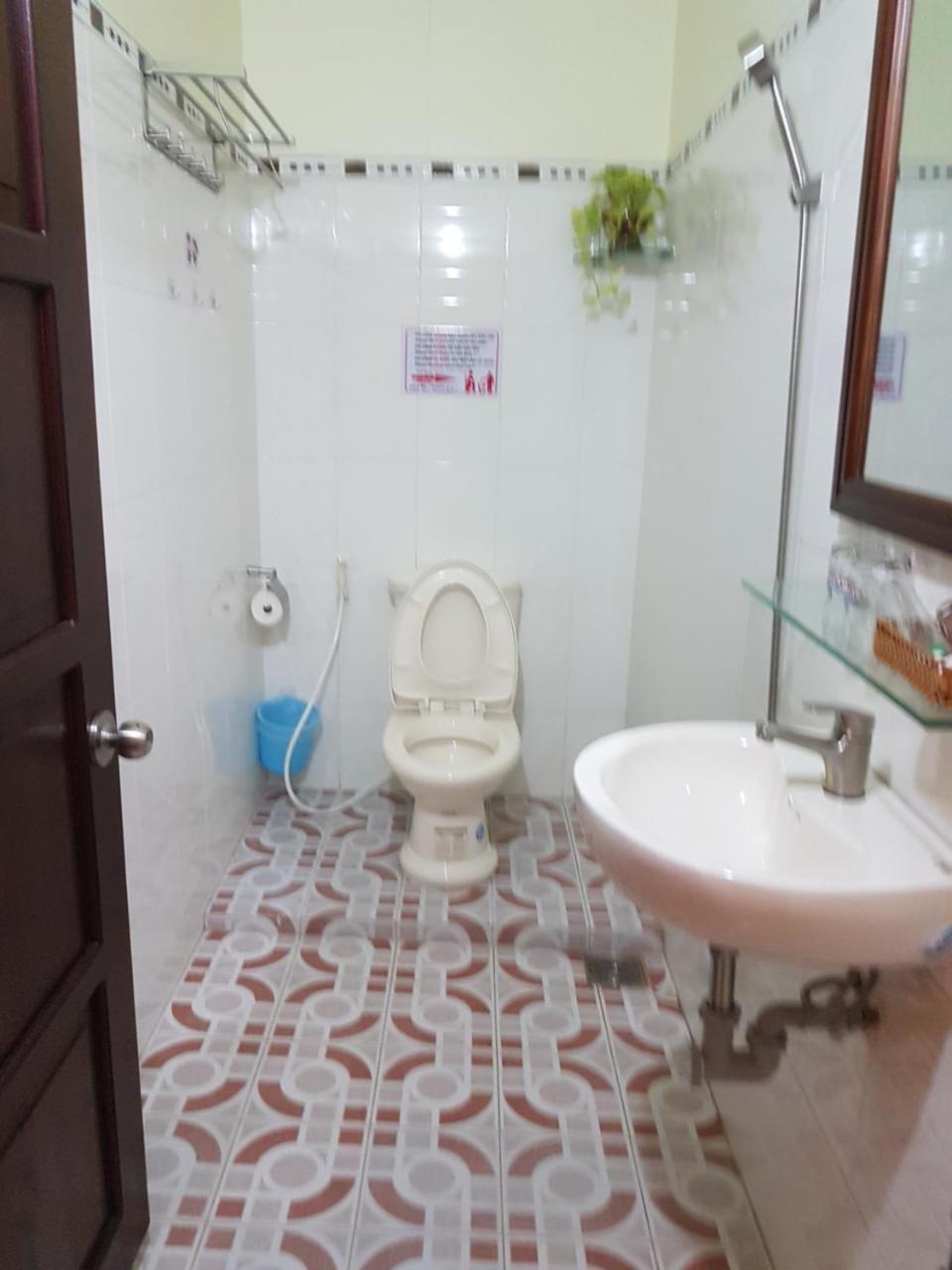 Hostel Dang Loi ホステルダンロイ Chau Doc Exteriör bild