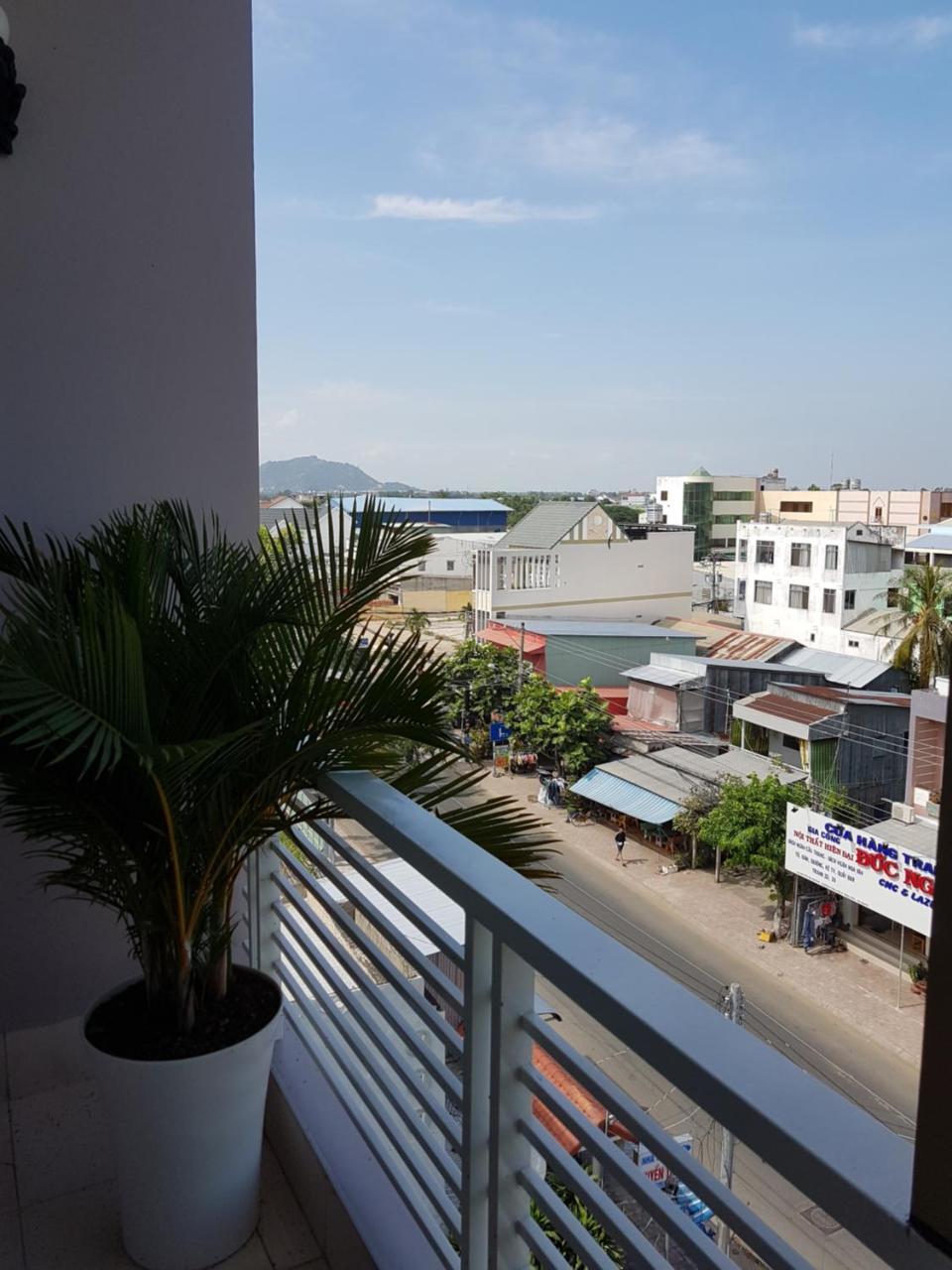 Hostel Dang Loi ホステルダンロイ Chau Doc Exteriör bild