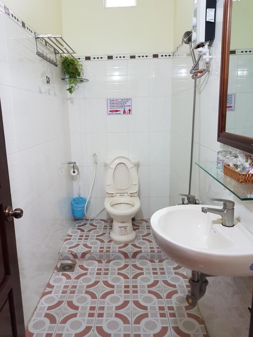 Hostel Dang Loi ホステルダンロイ Chau Doc Exteriör bild