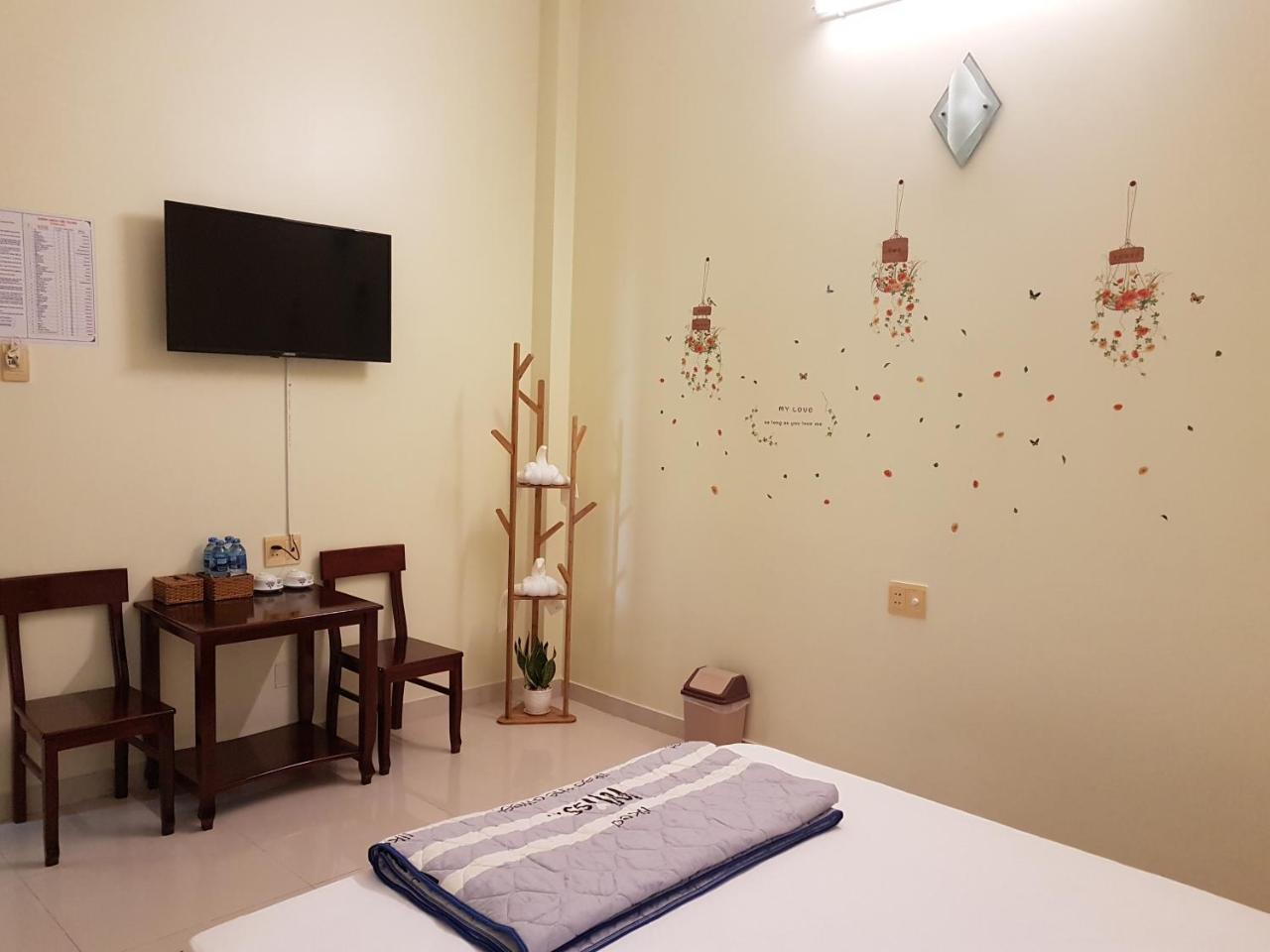 Hostel Dang Loi ホステルダンロイ Chau Doc Exteriör bild