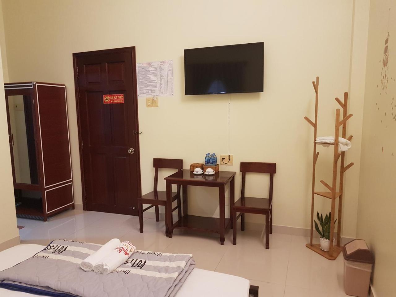 Hostel Dang Loi ホステルダンロイ Chau Doc Exteriör bild